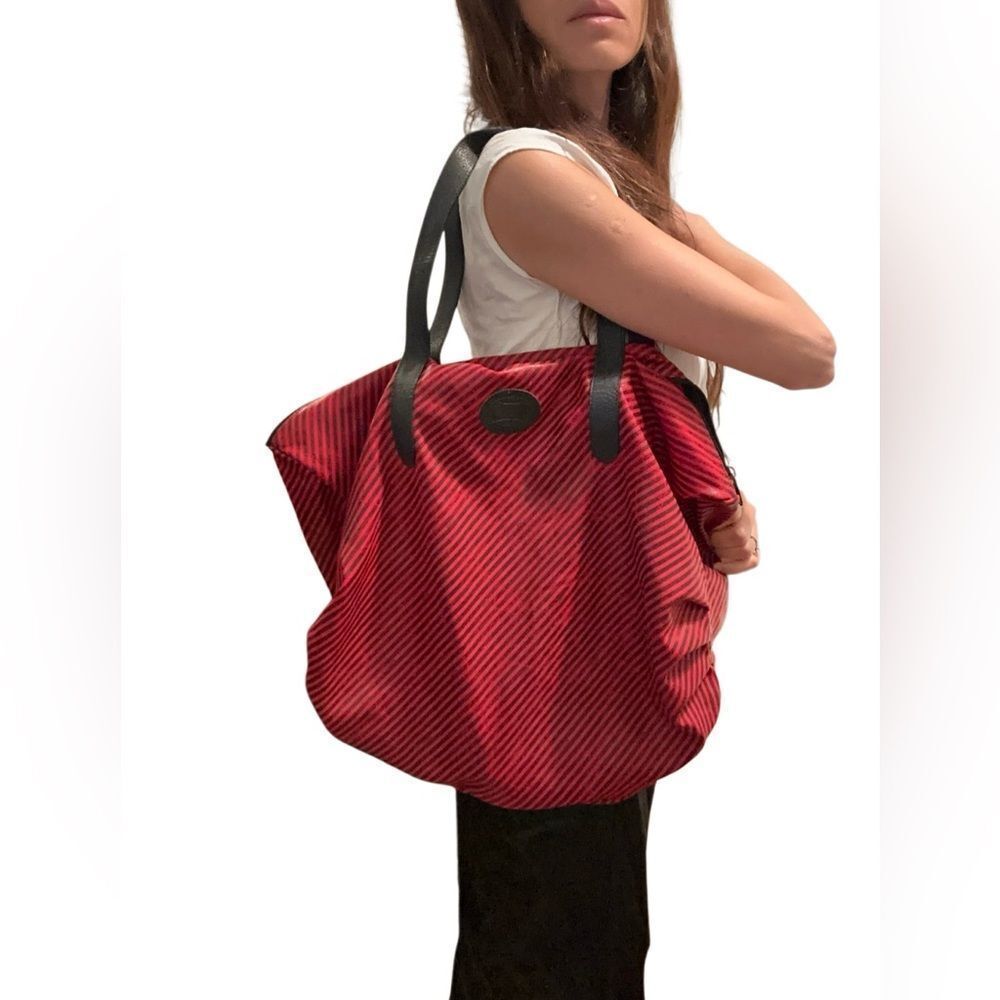 Gucci Black and Red Interior Detail - Picture 7 of 8